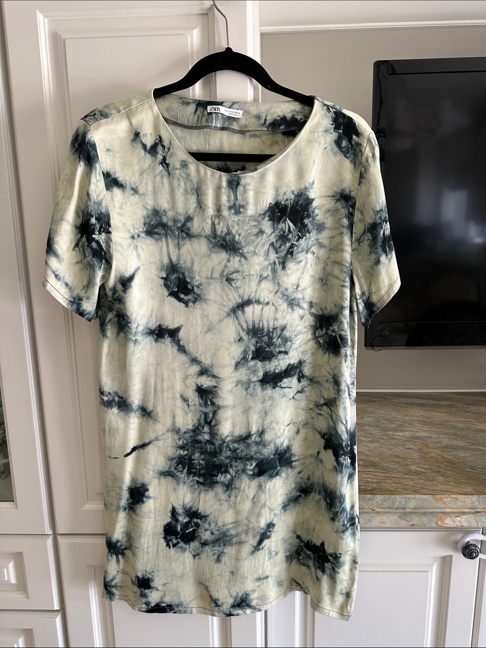 Zara Men Short Sleeve Tie-Dye Tee in Pale Green and Black